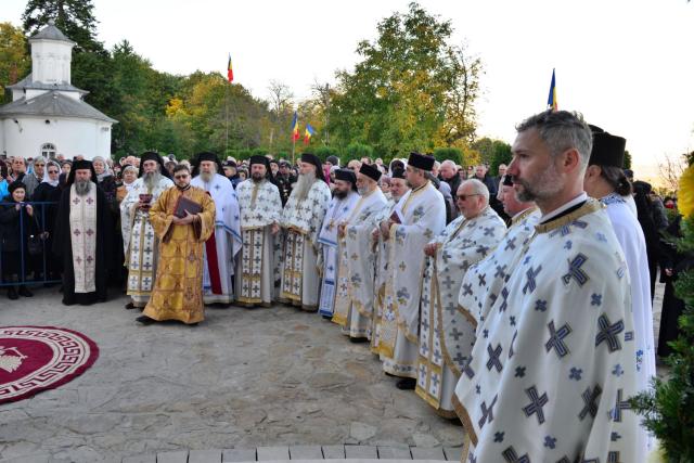 Moment istoric pentru Mănăstirea „Piatra Sfântă”: biserica așezământului monahal, târnosită de trei ierarhi