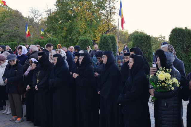 Moment istoric pentru Mănăstirea „Piatra Sfântă”: biserica așezământului monahal, târnosită de trei ierarhi