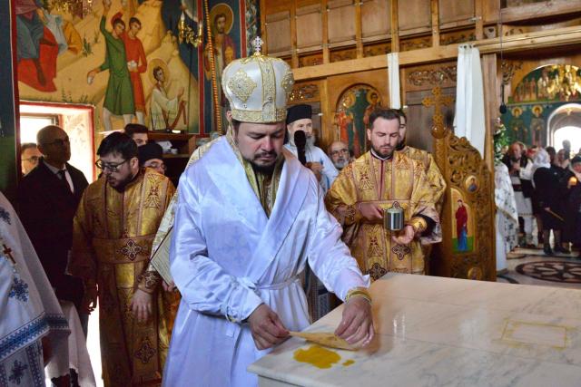 Moment istoric pentru Mănăstirea „Piatra Sfântă”: biserica așezământului monahal, târnosită de trei ierarhi