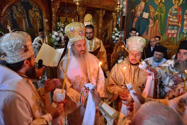 Moment istoric pentru Mănăstirea „Piatra Sfântă”: biserica așezământului monahal, târnosită de trei ierarhi