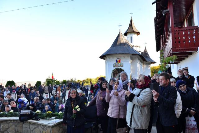 Moment istoric pentru Mănăstirea „Piatra Sfântă”: biserica așezământului monahal, târnosită de trei ierarhi
