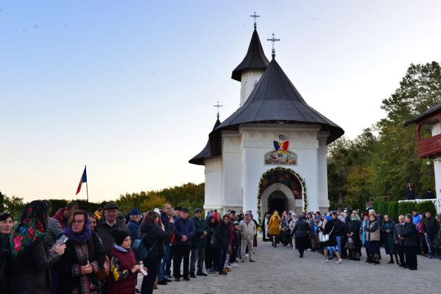 Moment istoric pentru Mănăstirea „Piatra Sfântă”: biserica așezământului monahal, târnosită de trei ierarhi
