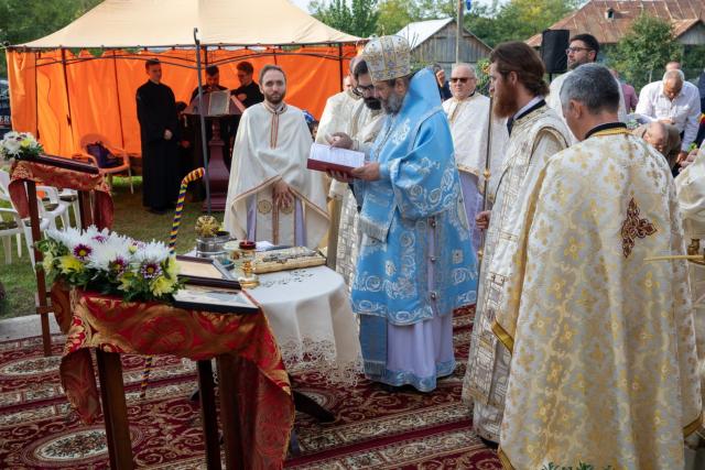 PS Nichifor Botoșăneanul a binecuvântat un altar de vară în Hălceni
