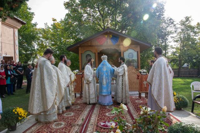 PS Nichifor Botoșăneanul a binecuvântat un altar de vară în Hălceni