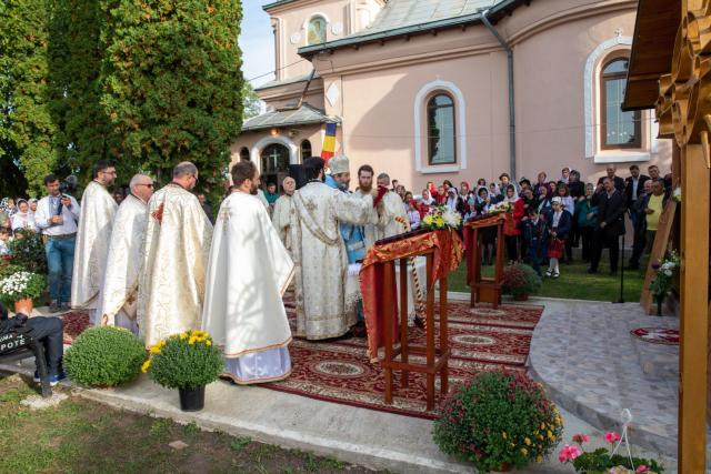 PS Nichifor Botoșăneanul a binecuvântat un altar de vară în Hălceni