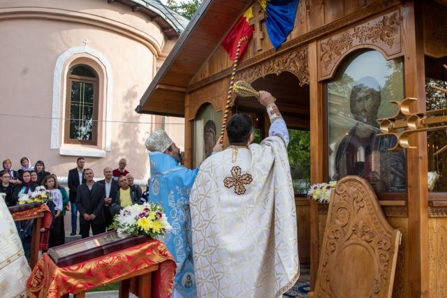 PS Nichifor Botoșăneanul a binecuvântat un altar de vară în Hălceni