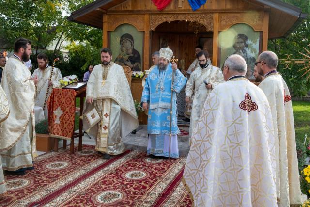 PS Nichifor Botoșăneanul a binecuvântat un altar de vară în Hălceni