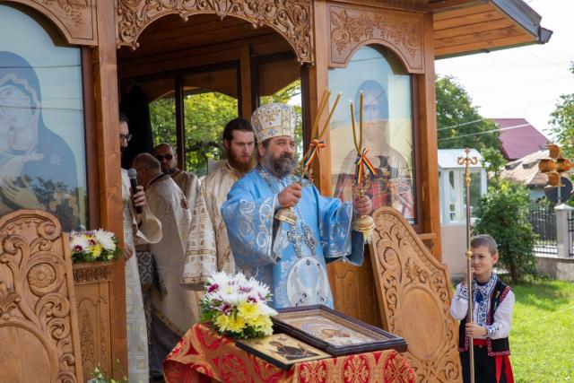 PS Nichifor Botoșăneanul a binecuvântat un altar de vară în Hălceni