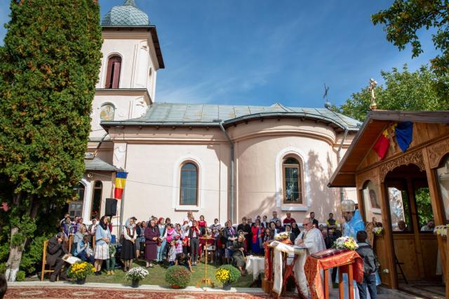 PS Nichifor Botoșăneanul a binecuvântat un altar de vară în Hălceni