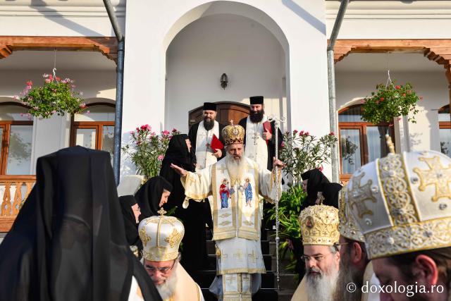 Cea mai mare mănăstire de maici din România a îmbrăcat veșmântul resfințirii. Șapte ierarhi au slujit în „tinda Raiului” de la Văratec