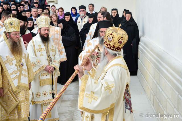 Cea mai mare mănăstire de maici din România a îmbrăcat veșmântul resfințirii. Șapte ierarhi au slujit în „tinda Raiului” de la Văratec