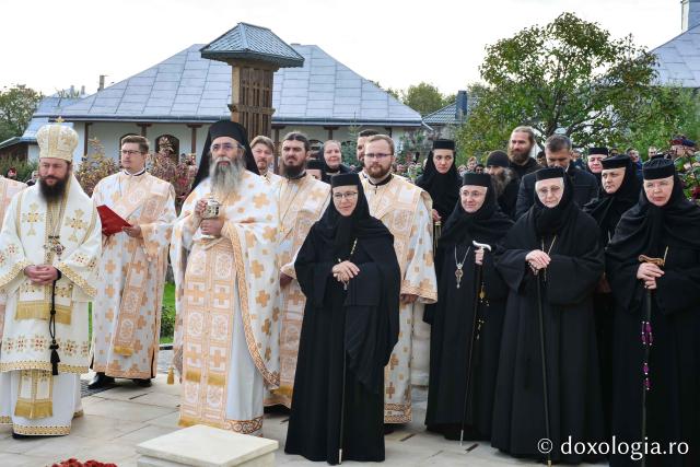 Cea mai mare mănăstire de maici din România a îmbrăcat veșmântul resfințirii. Șapte ierarhi au slujit în „tinda Raiului” de la Văratec