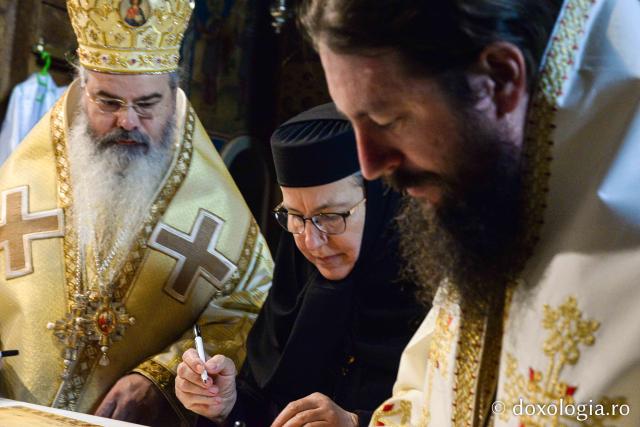 Cea mai mare mănăstire de maici din România a îmbrăcat veșmântul resfințirii. Șapte ierarhi au slujit în „tinda Raiului” de la Văratec