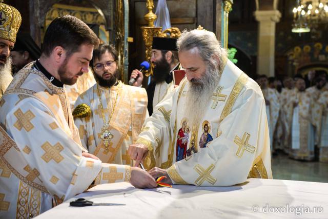 Cea mai mare mănăstire de maici din România a îmbrăcat veșmântul resfințirii. Șapte ierarhi au slujit în „tinda Raiului” de la Văratec