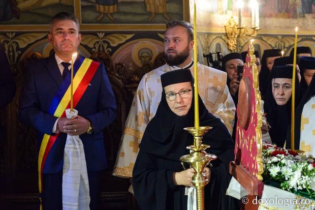Cea mai mare mănăstire de maici din România a îmbrăcat veșmântul resfințirii. Șapte ierarhi au slujit în „tinda Raiului” de la Văratec