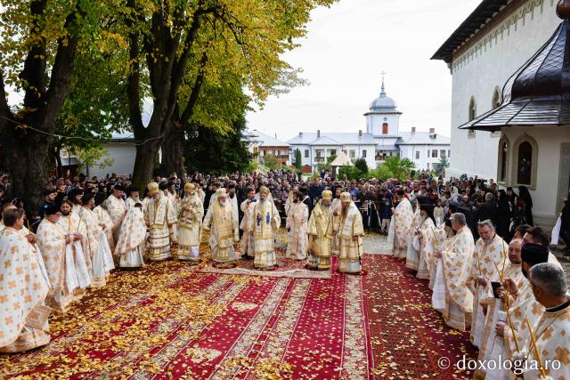 Cea mai mare mănăstire de maici din România a îmbrăcat veșmântul resfințirii. Șapte ierarhi au slujit în „tinda Raiului” de la Văratec