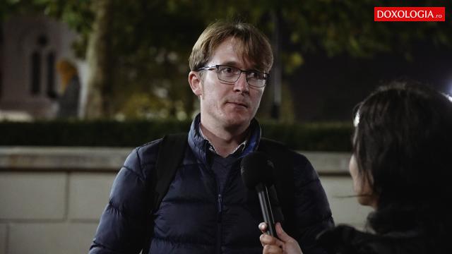 (Video) Un tânăr romano-catolic, închinător la moaștele Sfintei Cuvioase Parascheva