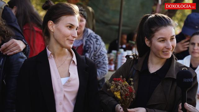(Video) Ea din Iași, el din Serbia – o viitoare familie aflată sub ocrotirea Sfintei Parascheva