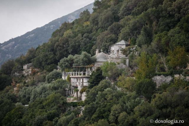 (Foto) Pași de pelerin la Chilia Sfântului Porfirie de la Kavsokalivia