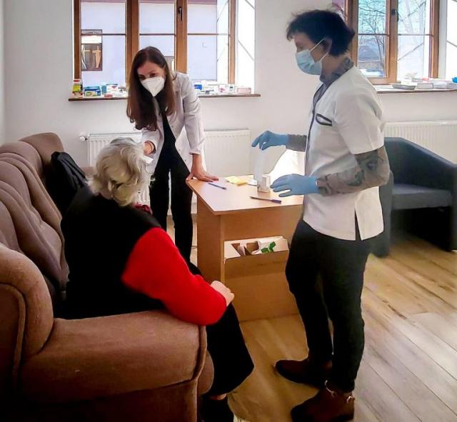 Centrul social al unei parohii din Neamț oferă asistență medicală bătrânilor