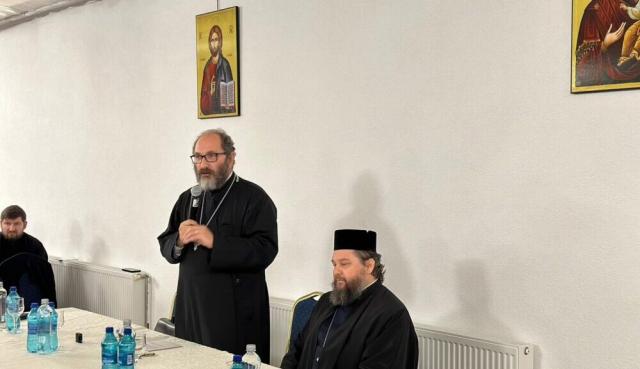 Sute de participanți la conferința susținută de părintele Constantin Necula în Semlac, Arad