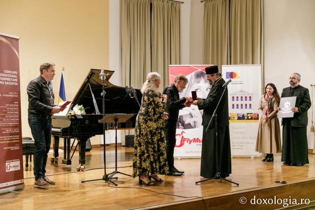 Recunoștință pentru artă: Părintele Claude Delangle a primit, la Iași, „Crucea Sfântului Ierarh Dosoftei”