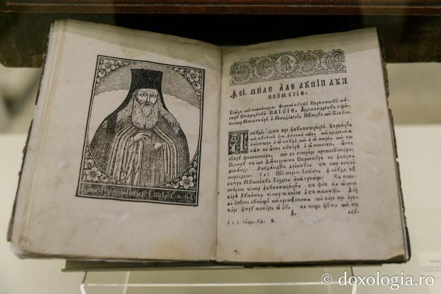 (Foto) „Rugăciune și paisianism reflectată în obiectele de patrimoniu din epocă” – expoziție la Muzeul Mitropolitan din Iași