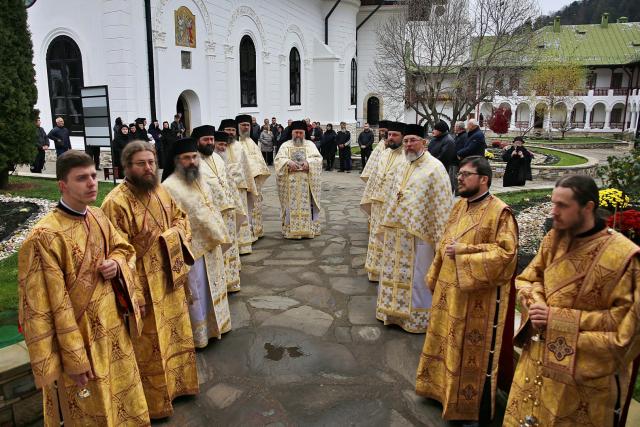 IPS Teofan, la hramul Mănăstirii Agapia: „Să tindem spre a ne îmbrăca în haină de înger”