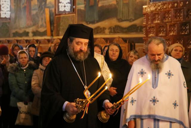 Slujbă arhierească la hramul Mănăstirii Peștera. PS Nichifor Botoșăneanul: „Dumnezeu are un plan de mântuire cu fiecare”