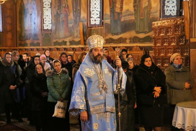 Slujbă arhierească la hramul Mănăstirii Peștera. PS Nichifor Botoșăneanul: „Dumnezeu are un plan de mântuire cu fiecare”