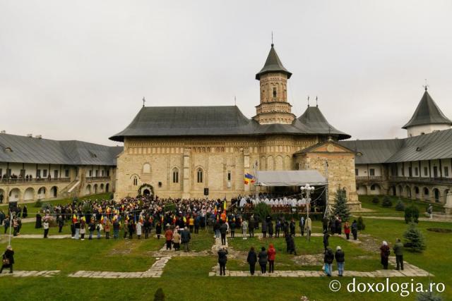 (Video) Sfântul Cuvios Paisie de la Neamț, cinstit de șase ierarhi la Mănăstirea Neamț