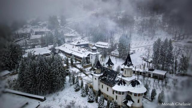(Foto) Prima zăpadă la Mănăstirea Sihăstria