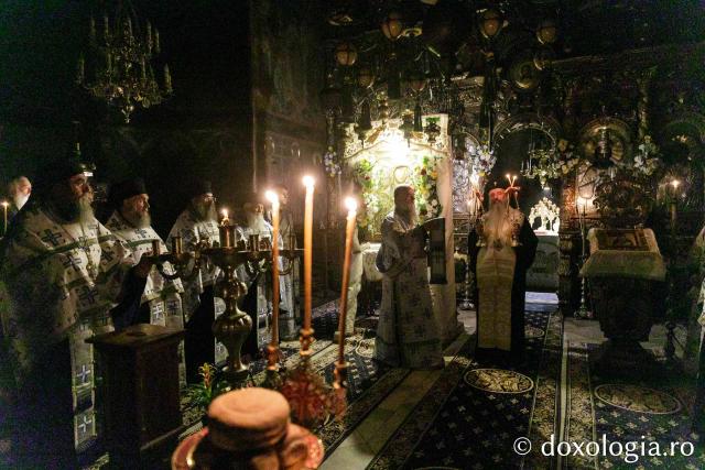 (Foto) Slujbă de Priveghere în cinstea Sfântului Cuvios Paisie Velicicovschi, la Mănăstirea Neamț