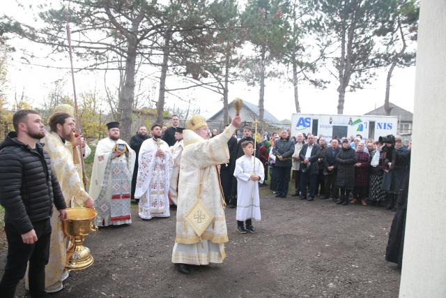 Doi ierarhi au târnosit biserica din Ratuş, raionul Criuleni