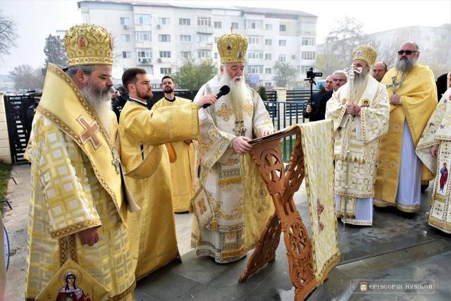 Trei Ierarhi au sfințit Biserica „Sfinții Apostoli Petru și Pavel” și „Sfântul Grigorie Palama” – Catedrala Municipiului Bârlad
