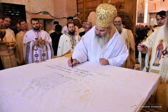 Trei Ierarhi au sfințit Biserica „Sfinții Apostoli Petru și Pavel” și „Sfântul Grigorie Palama” – Catedrala Municipiului Bârlad