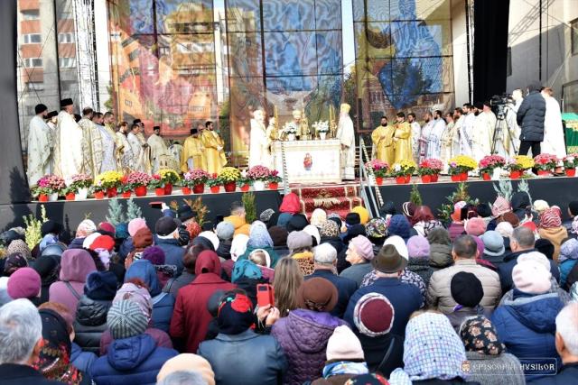 Trei Ierarhi au sfințit Biserica „Sfinții Apostoli Petru și Pavel” și „Sfântul Grigorie Palama” – Catedrala Municipiului Bârlad