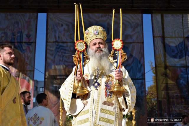 Trei Ierarhi au sfințit Biserica „Sfinții Apostoli Petru și Pavel” și „Sfântul Grigorie Palama” – Catedrala Municipiului Bârlad