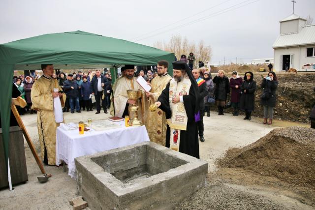 Parohia „Sfântul Ștefan” Tomești V va avea o nouă biserică. Piatra de temelie, pusă de PS Nichifor Botoșăneanul