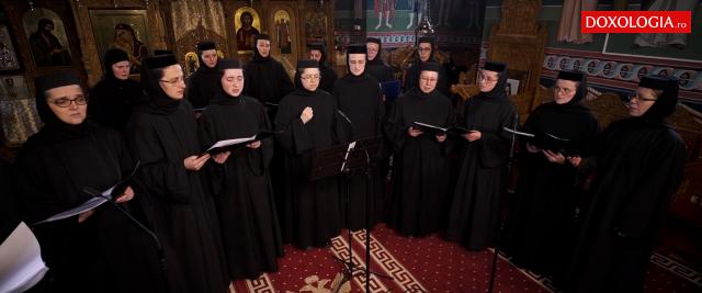 (Video) Corul maicilor de la Mănăstirea Paltin-Petru Vodă – Azi o stea s-a arătat