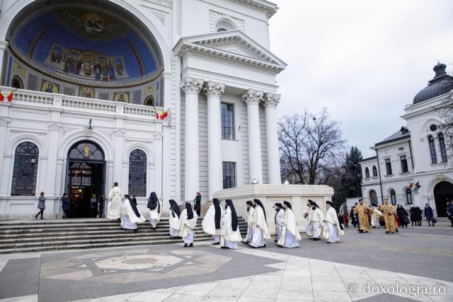 Starețul Efrem Vatopedinul, la Catedrala din Iași: „La taina Sfintei Liturghii, la care se dă în dar harul, mintea se deschide ca să priceapă scripturile”