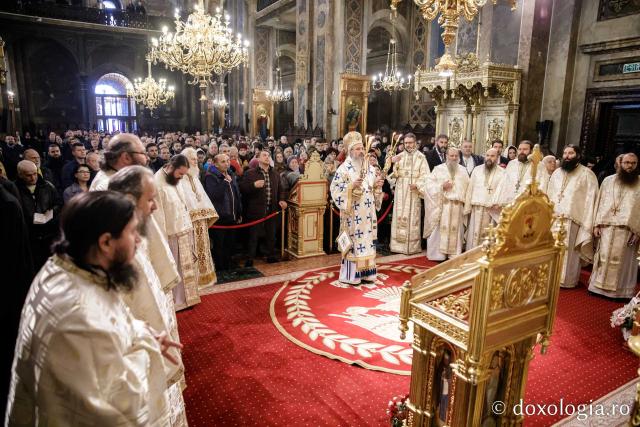Starețul Efrem Vatopedinul, la Catedrala din Iași: „La taina Sfintei Liturghii, la care se dă în dar harul, mintea se deschide ca să priceapă scripturile”