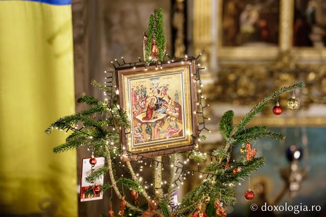 Starețul Efrem Vatopedinul, la Catedrala din Iași: „La taina Sfintei Liturghii, la care se dă în dar harul, mintea se deschide ca să priceapă scripturile”