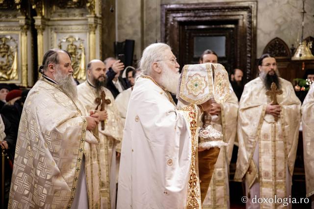 Starețul Efrem Vatopedinul, la Catedrala din Iași: „La taina Sfintei Liturghii, la care se dă în dar harul, mintea se deschide ca să priceapă scripturile”