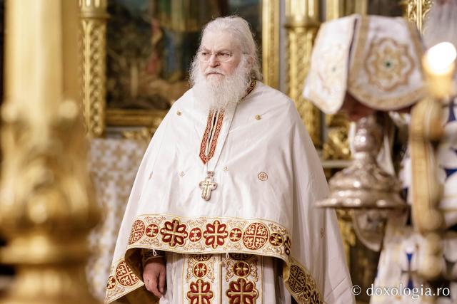 Starețul Efrem Vatopedinul, la Catedrala din Iași: „La taina Sfintei Liturghii, la care se dă în dar harul, mintea se deschide ca să priceapă scripturile”