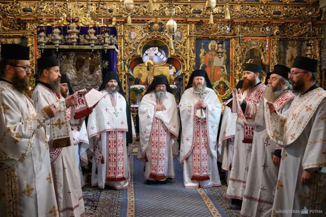 „Să ne predăm lui Dumnezeu”: Arhim. Melchisedec Velnic, serbat la 30 de ani de stăreție