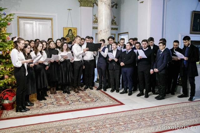(Foto) Colegiul „Sf. Nicolae” din Iași – Colindători la Reședința Mitropolitană 2022