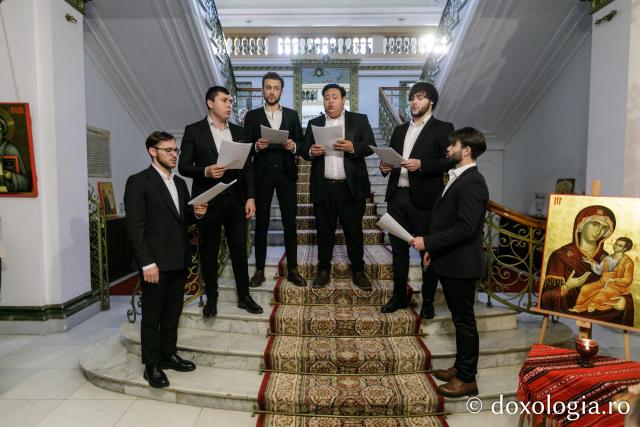 (Foto) Corala „Gavriil Muzicescu” a Mitropoliei Basarabiei – Colindători la Reședința Mitropolitană 2022