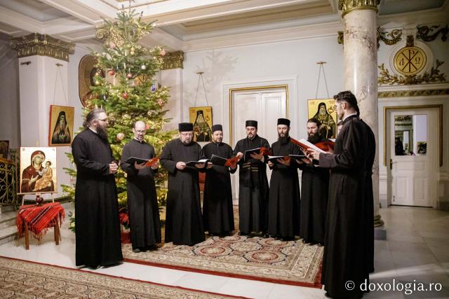 (Foto) Corul „Apostolii” al Protopopiatelor Iași 1,2 și 3 – Colindători la Reședința Mitropolitană 2022