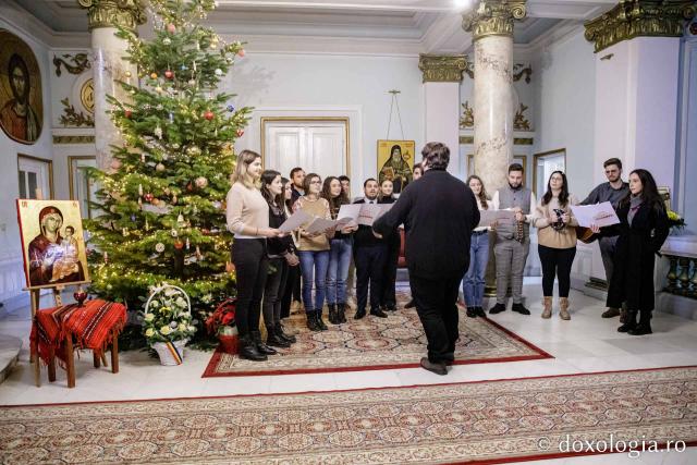 (Foto) Corul JoyCamps România – Colindători la Reședința Mitropolitană 2022